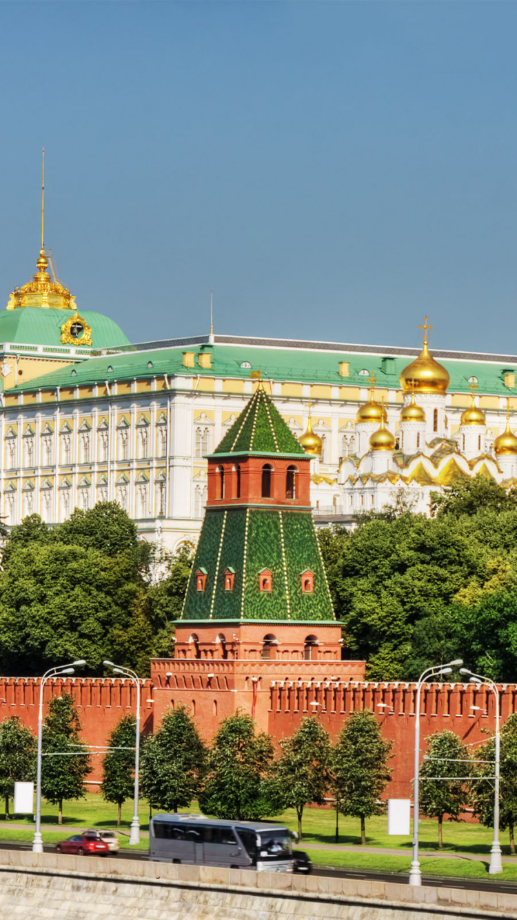 Edificio de Hormigón Blanco y Verde. Wallpaper in 750x1334 Resolution