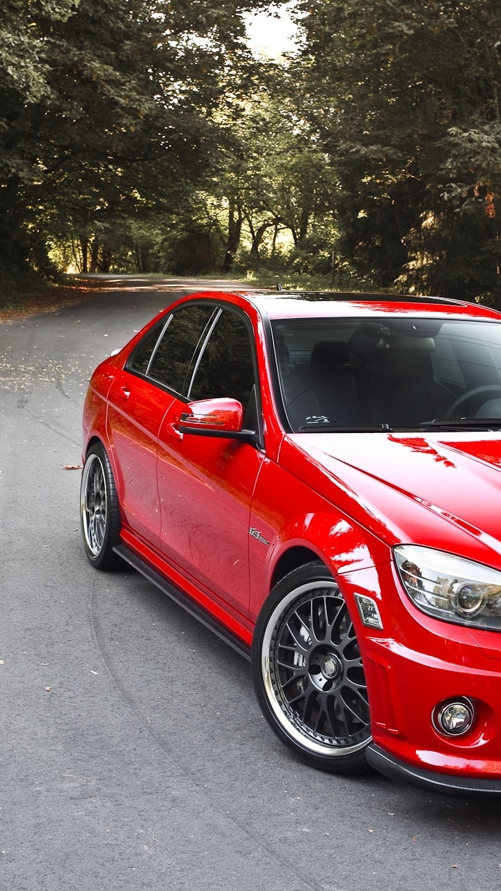 Roter Chevrolet Camaro Unterwegs. Wallpaper in 720x1280 Resolution