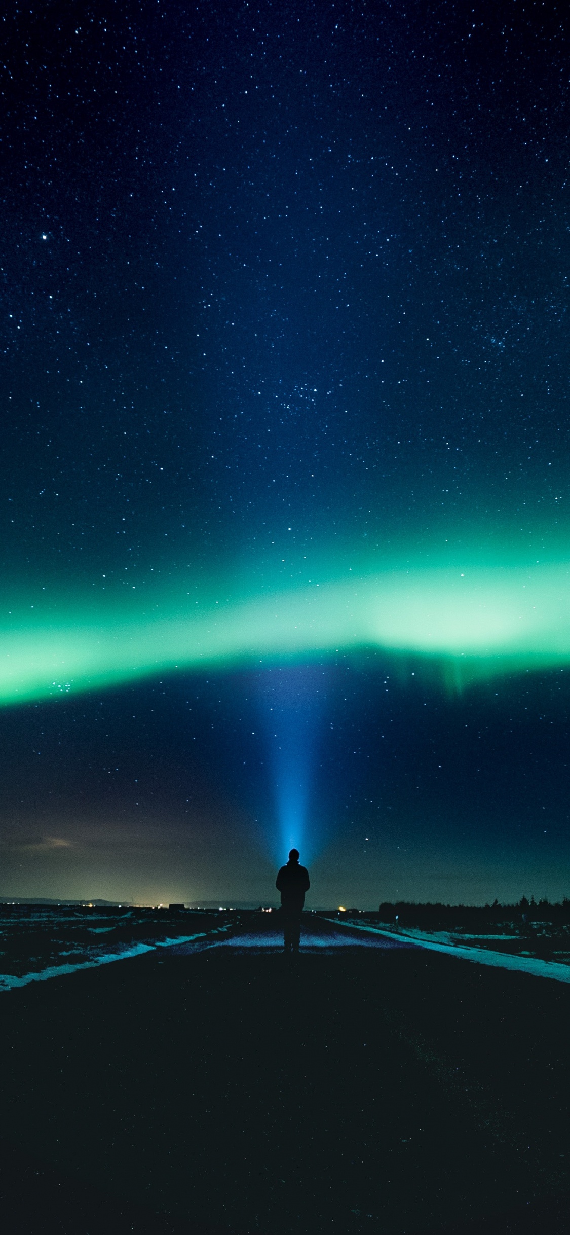 Feu Vert Dans le Ciel Pendant la Nuit. Wallpaper in 1125x2436 Resolution
