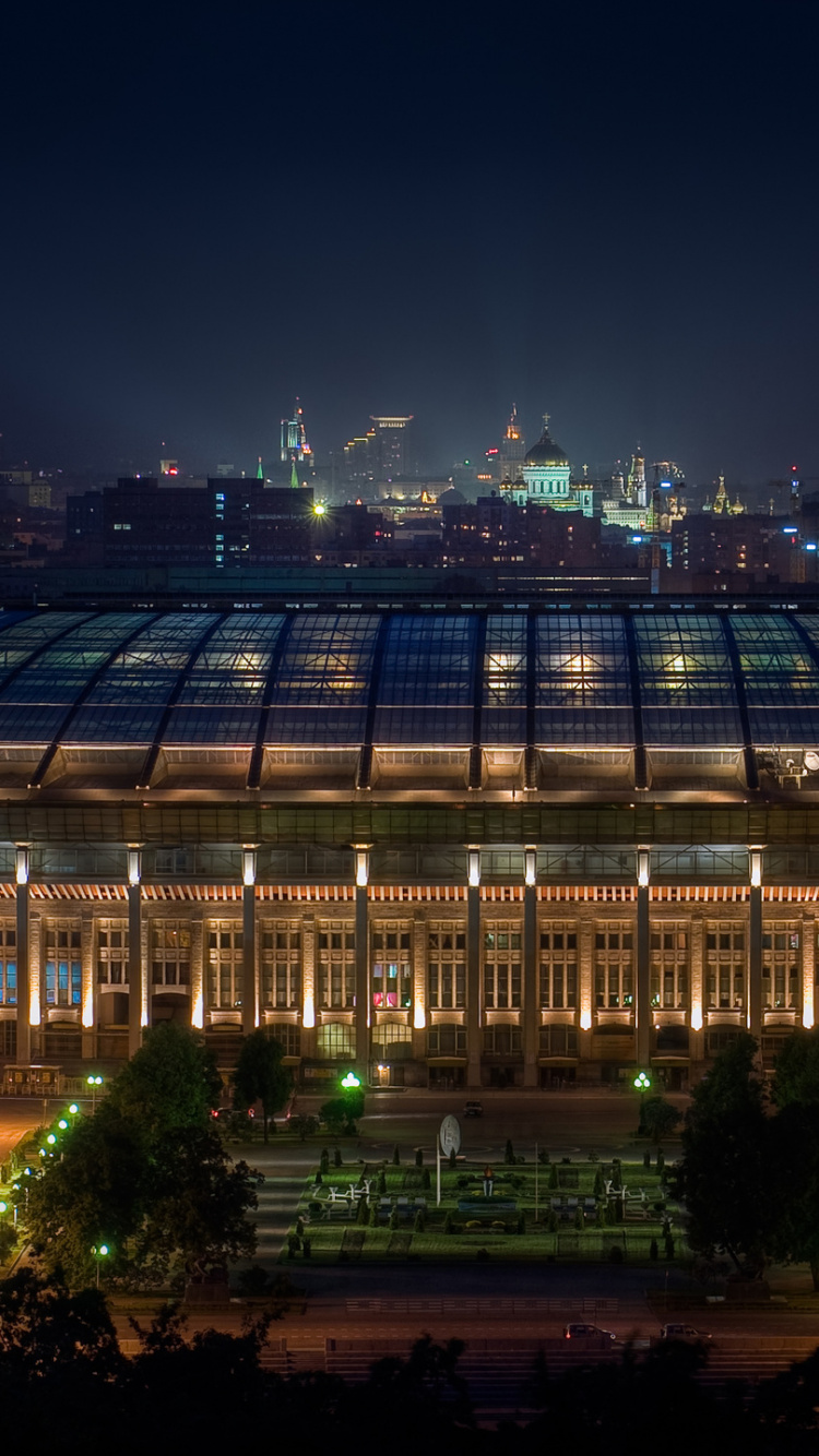 Edificio Blanco y Negro Durante la Noche. Wallpaper in 750x1334 Resolution