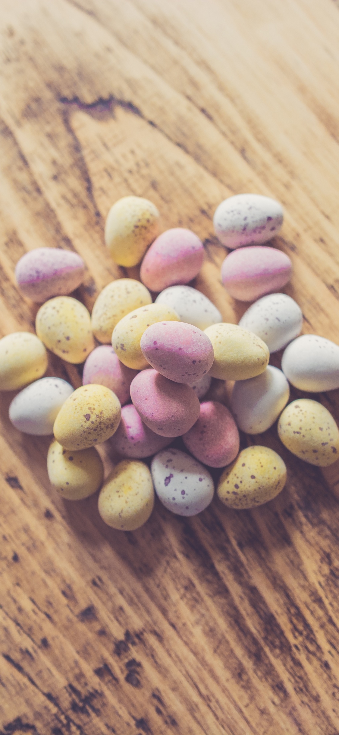 Bonbons en Forme de Coeur Rose et Blanc Sur Une Table en Bois Marron. Wallpaper in 1125x2436 Resolution