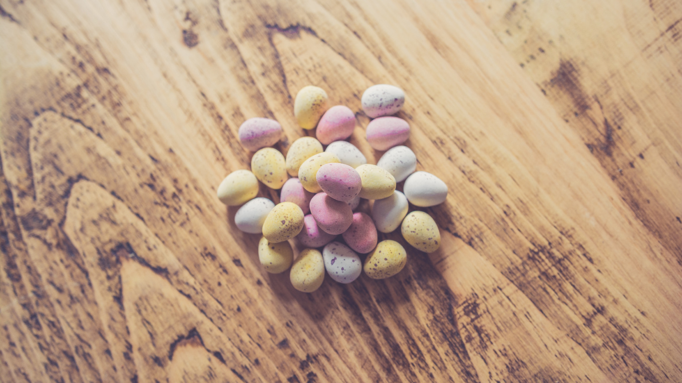 Bonbons en Forme de Coeur Rose et Blanc Sur Une Table en Bois Marron. Wallpaper in 1366x768 Resolution