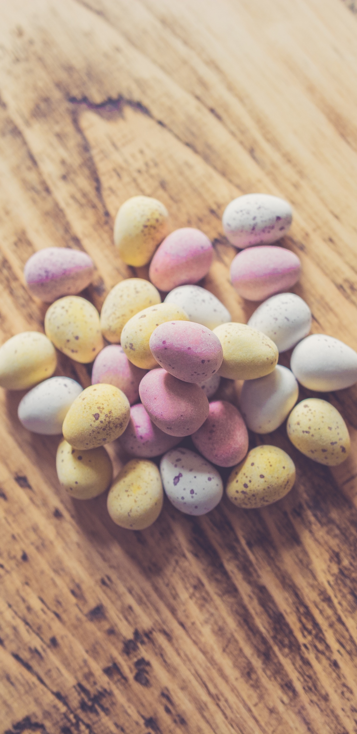 Rosa Und Weiße Herzförmige Bonbons Auf Braunem Holztisch. Wallpaper in 1440x2960 Resolution