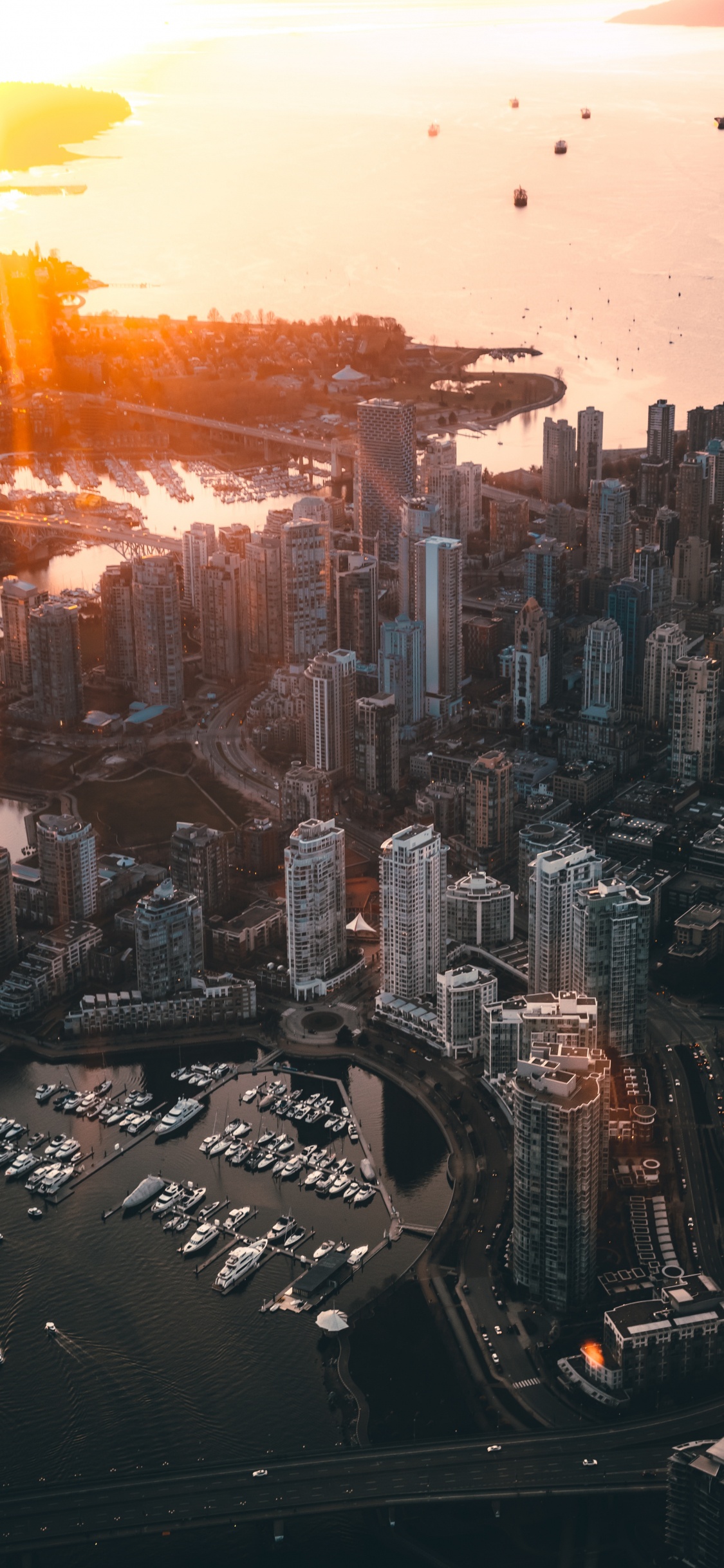 Vue Aérienne Des Bâtiments de la Ville au Coucher du Soleil. Wallpaper in 1125x2436 Resolution