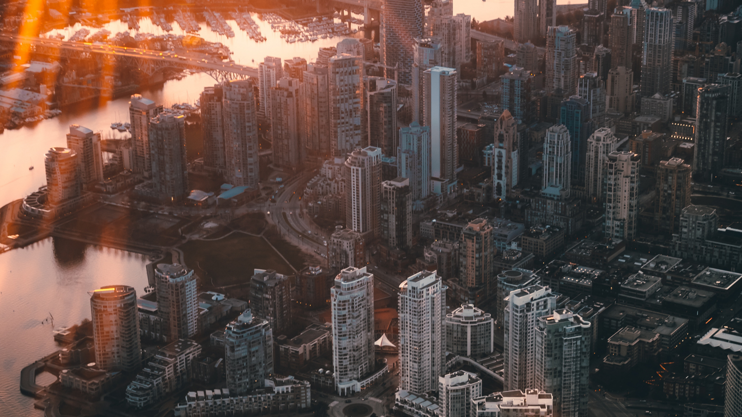 Luftaufnahme Von Stadtgebäuden Bei Sonnenuntergang. Wallpaper in 2560x1440 Resolution