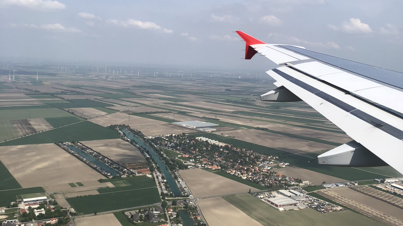 Avion, Infrastructure, Airliner, Air Voyage, Zone Urbaine. Wallpaper in 1366x768 Resolution