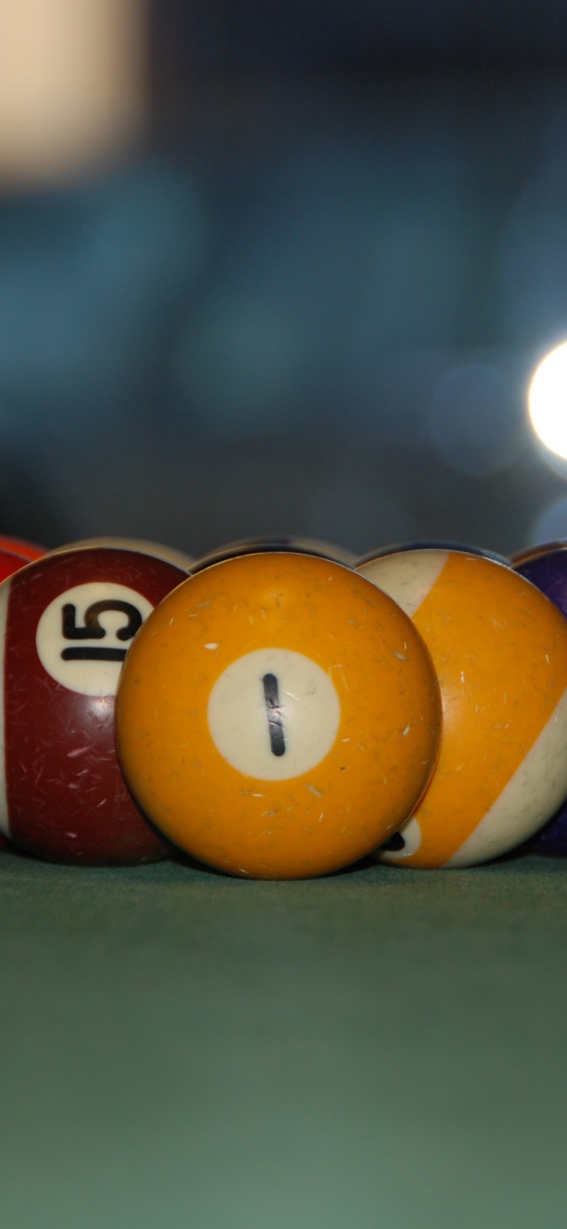 Boules de Billard Sur Une Table de Billard Verte. Wallpaper in 1125x2436 Resolution