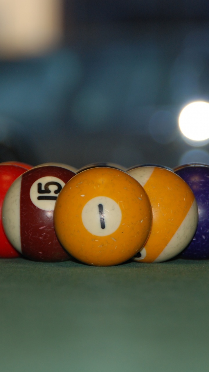 Boules de Billard Sur Une Table de Billard Verte. Wallpaper in 720x1280 Resolution