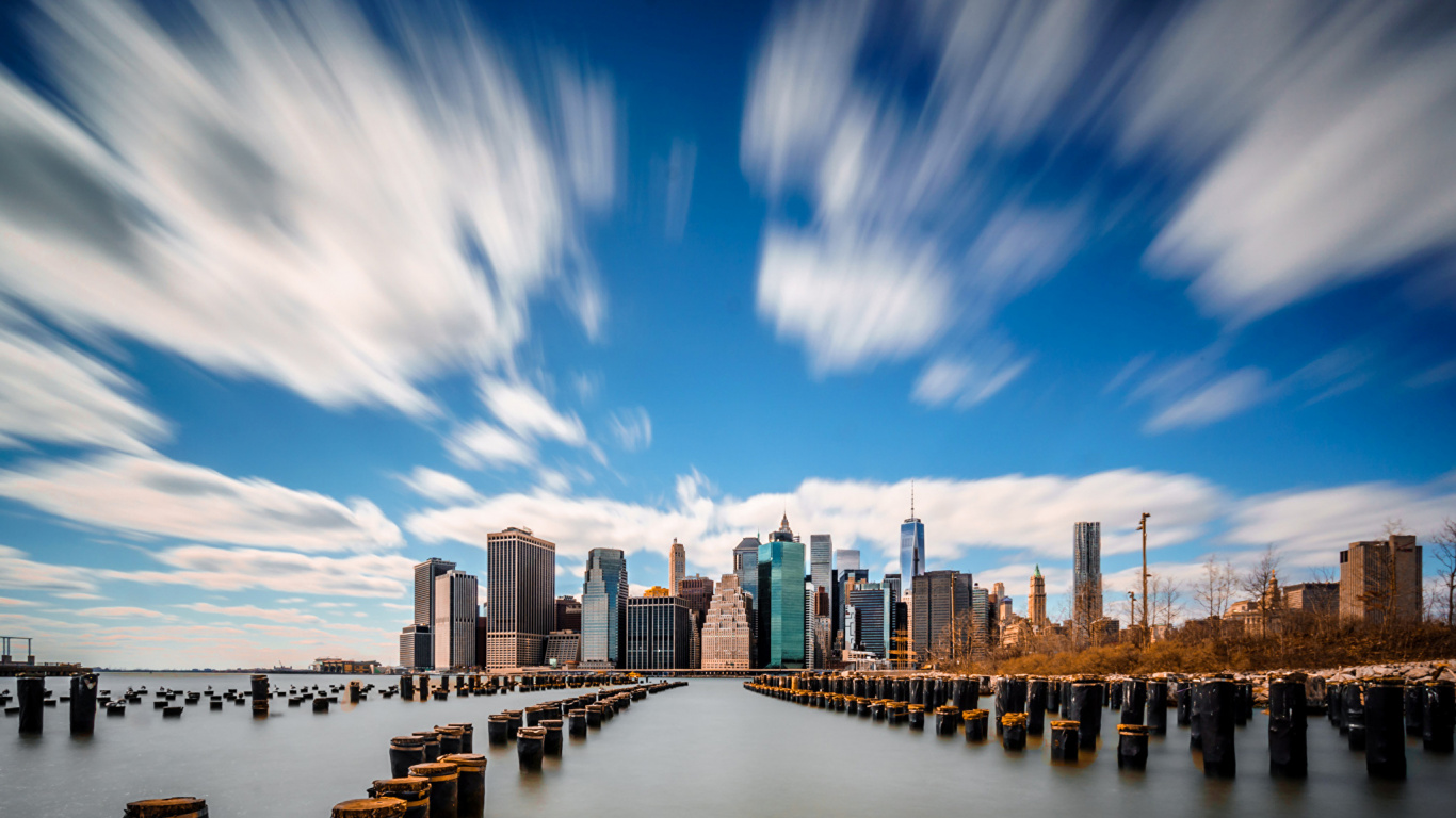 Skyline Der Stadt Unter Blauem Himmel Tagsüber. Wallpaper in 1366x768 Resolution