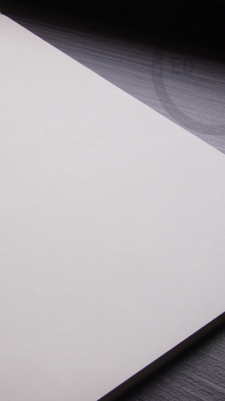 Papier D'imprimante Blanc Sur Table en Bois Marron. Wallpaper in 720x1280 Resolution