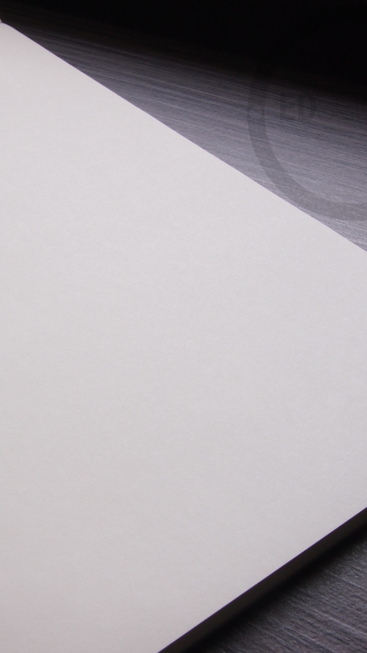 Papier D'imprimante Blanc Sur Table en Bois Marron. Wallpaper in 750x1334 Resolution