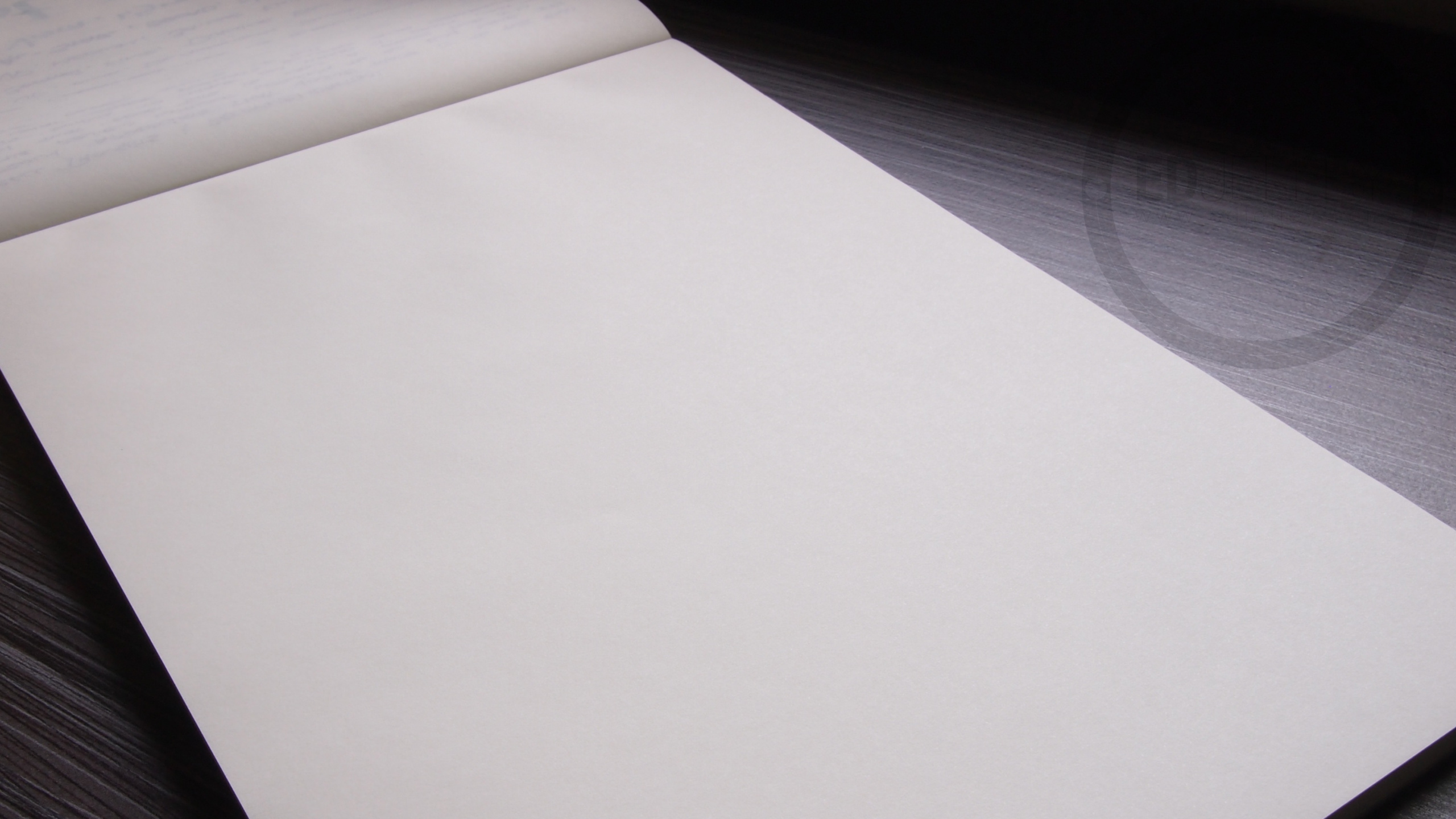 Papel de Impresora Blanco Sobre Mesa de Madera Marrón. Wallpaper in 2560x1440 Resolution