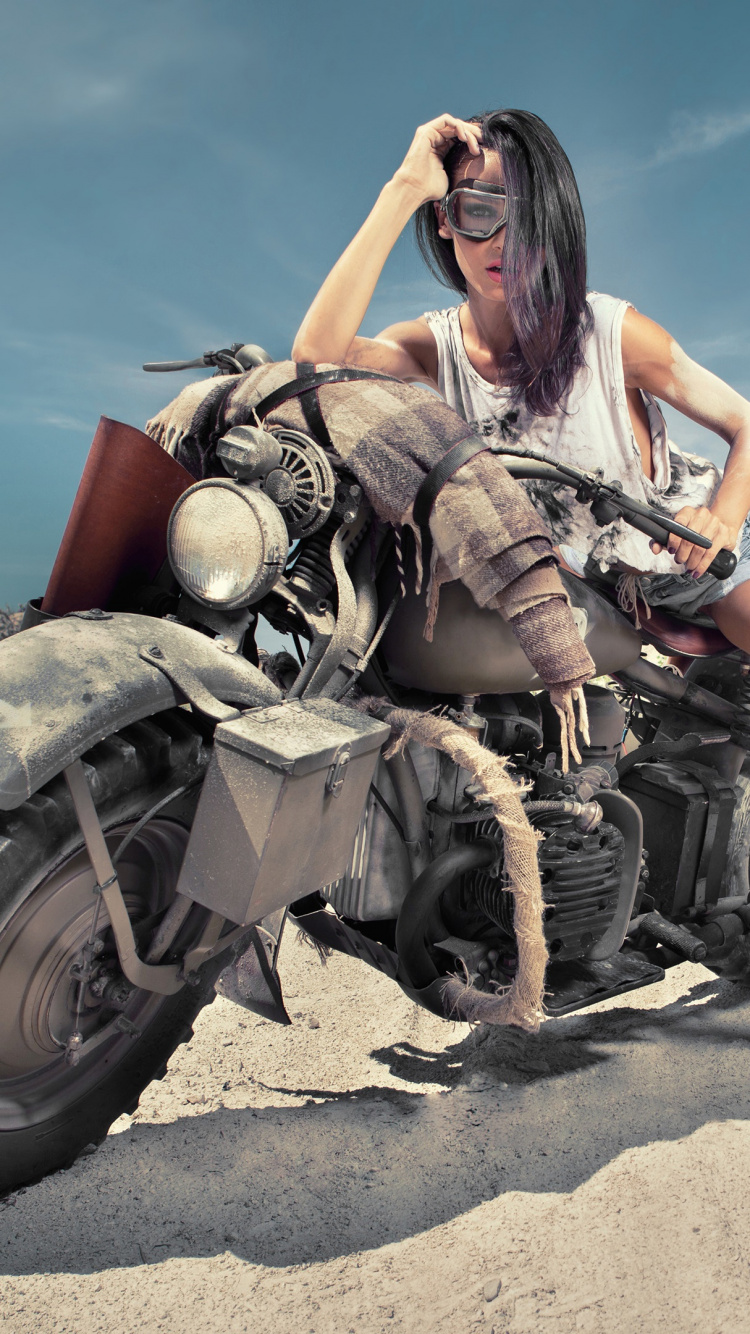 Femme en Débardeur Camouflage Noir et Gris et Pantalon Noir Assis Sur Une Moto Rouge Pendant. Wallpaper in 750x1334 Resolution
