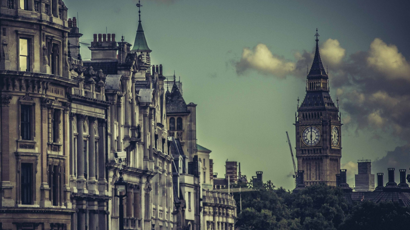 Edificio de Hormigón Marrón Durante el Día.. Wallpaper in 1366x768 Resolution