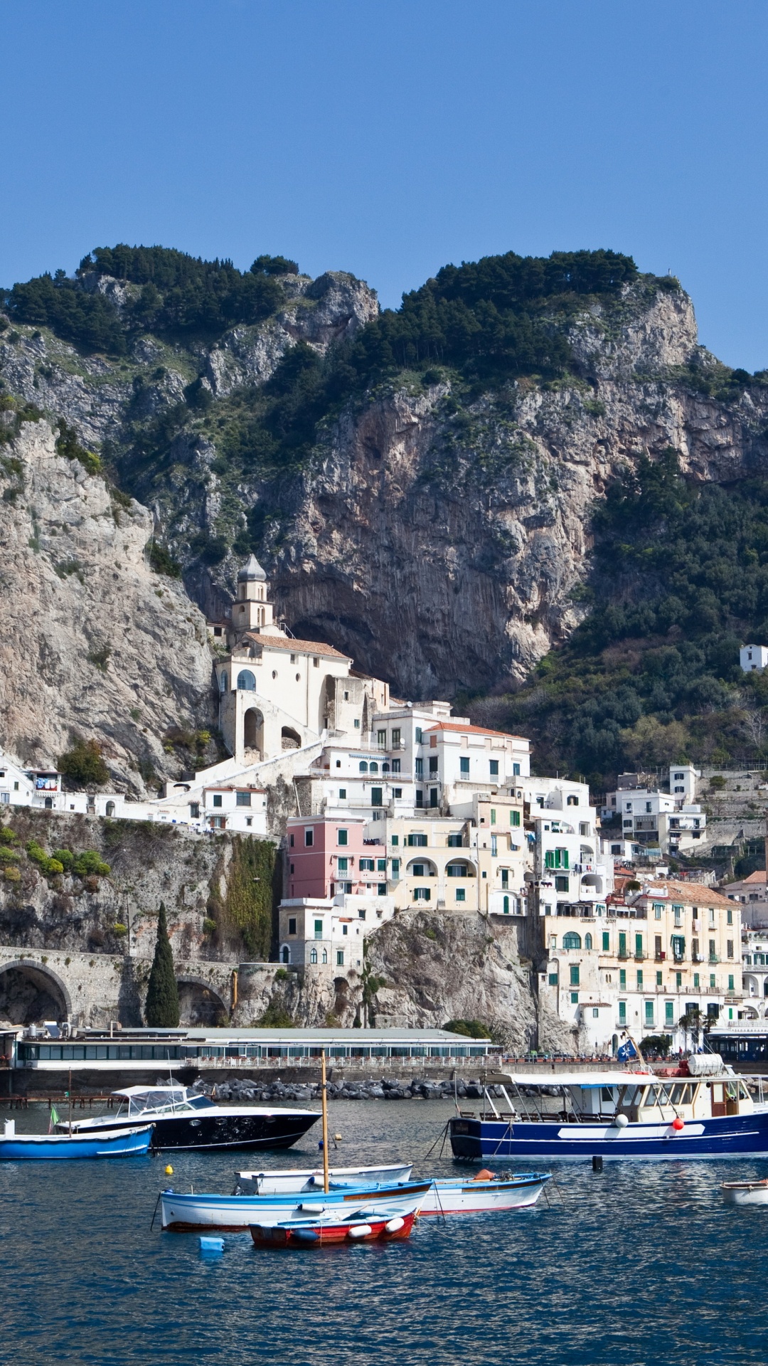 Weißes Und Blaues Boot Auf Einem Gewässer in Der Nähe Des Weißen Betongebäudes Tagsüber. Wallpaper in 1080x1920 Resolution