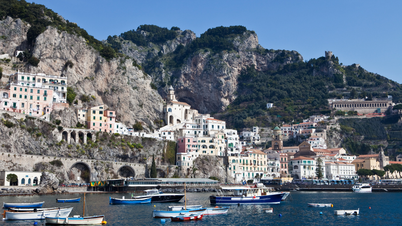 Weißes Und Blaues Boot Auf Einem Gewässer in Der Nähe Des Weißen Betongebäudes Tagsüber. Wallpaper in 1366x768 Resolution