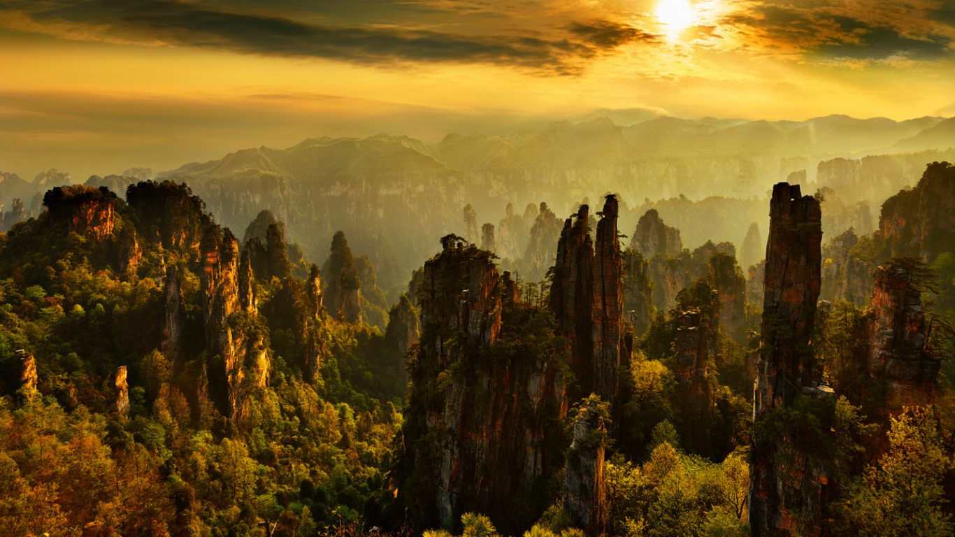 Arbres Verts Sur la Montagne Pendant la Journée. Wallpaper in 1366x768 Resolution