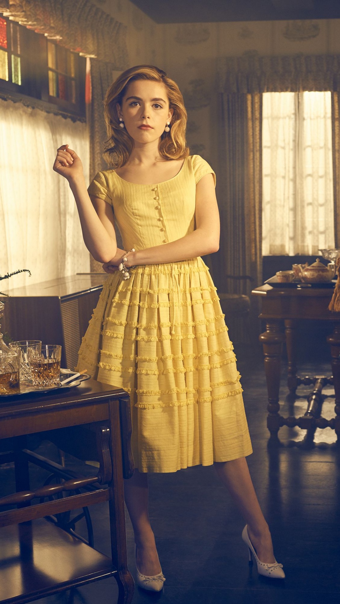 Mujer en Vestido Blanco de Pie Junto a la Mesa de Madera Marrón. Wallpaper in 1080x1920 Resolution