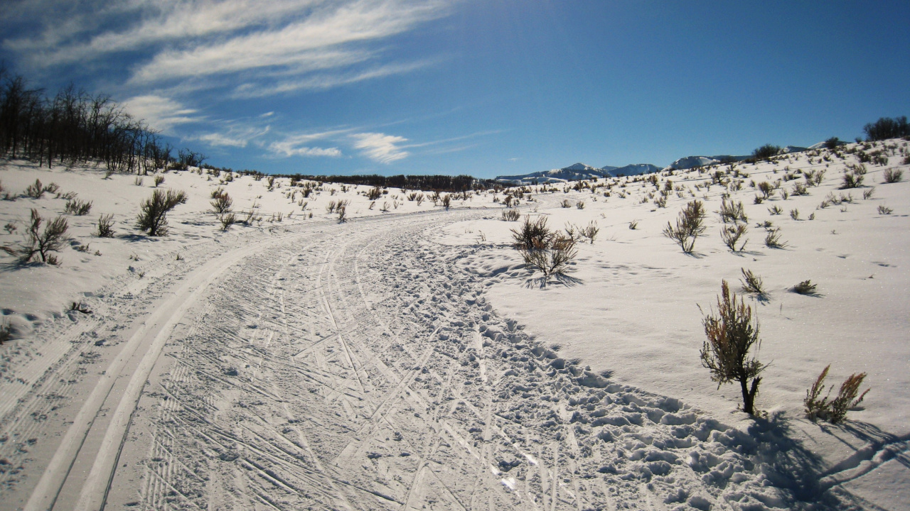 Snow Covered Field Under Blue Sky During Daytime. Wallpaper in 1280x720 Resolution