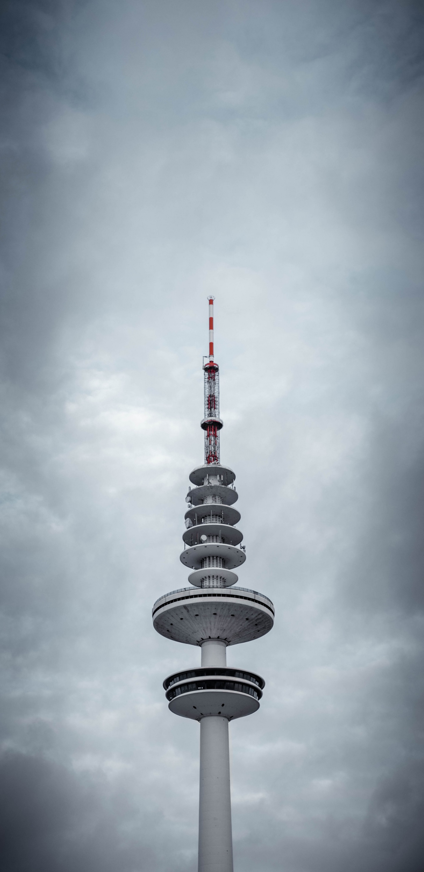 Tour Blanche et Noire Sous Ciel Nuageux. Wallpaper in 1440x2960 Resolution