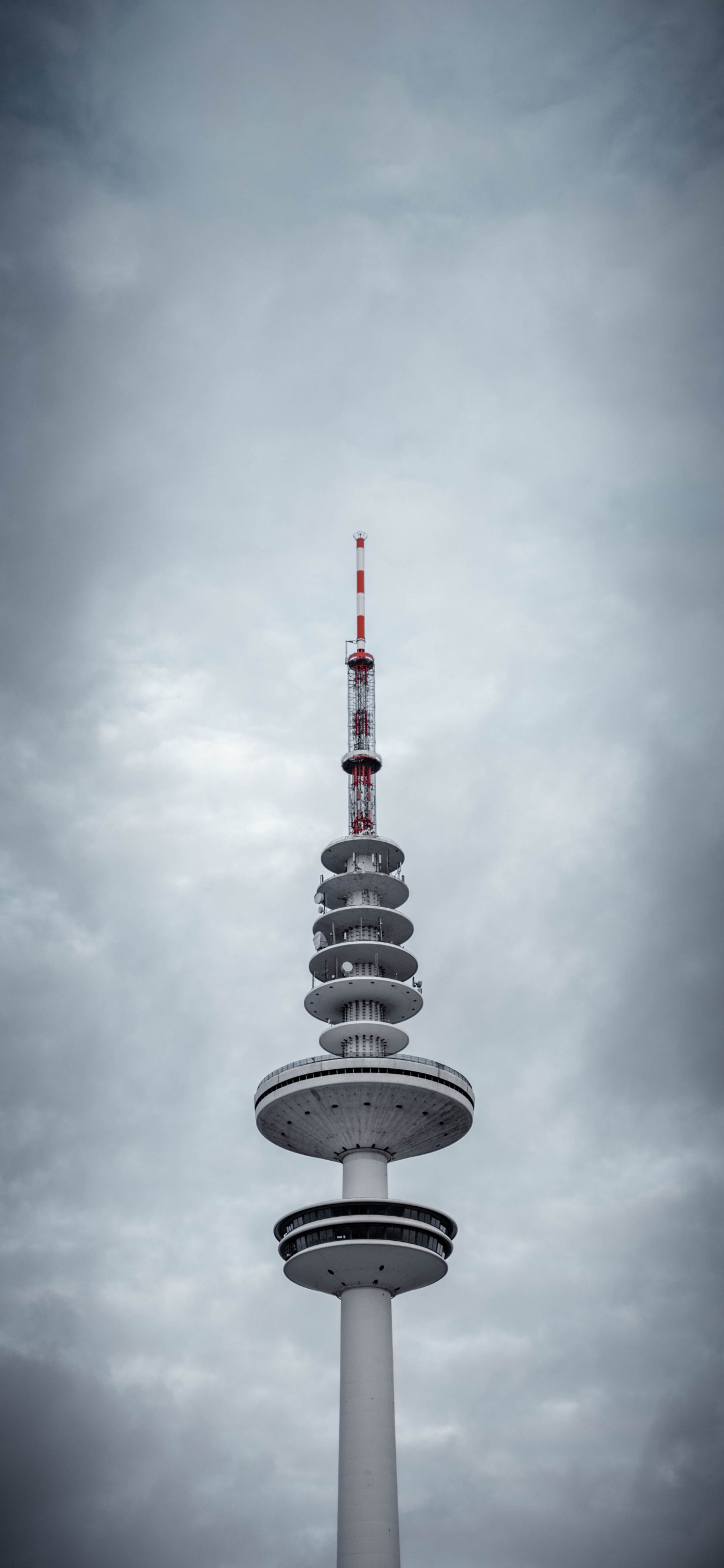 Weiß-schwarzer Turm Unter Bewölktem Himmel. Wallpaper in 1242x2688 Resolution