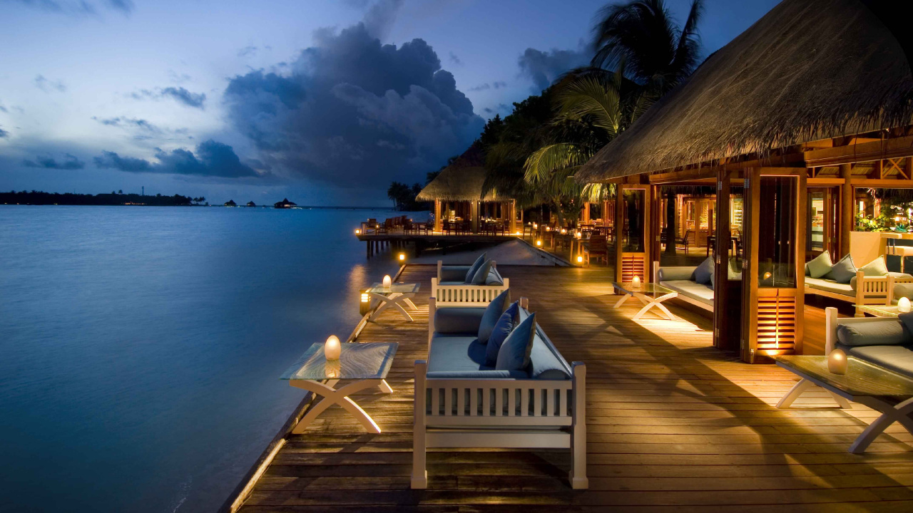 Maison en Bois Blanche et Brune Près D'un Plan D'eau Pendant la Journée. Wallpaper in 1280x720 Resolution