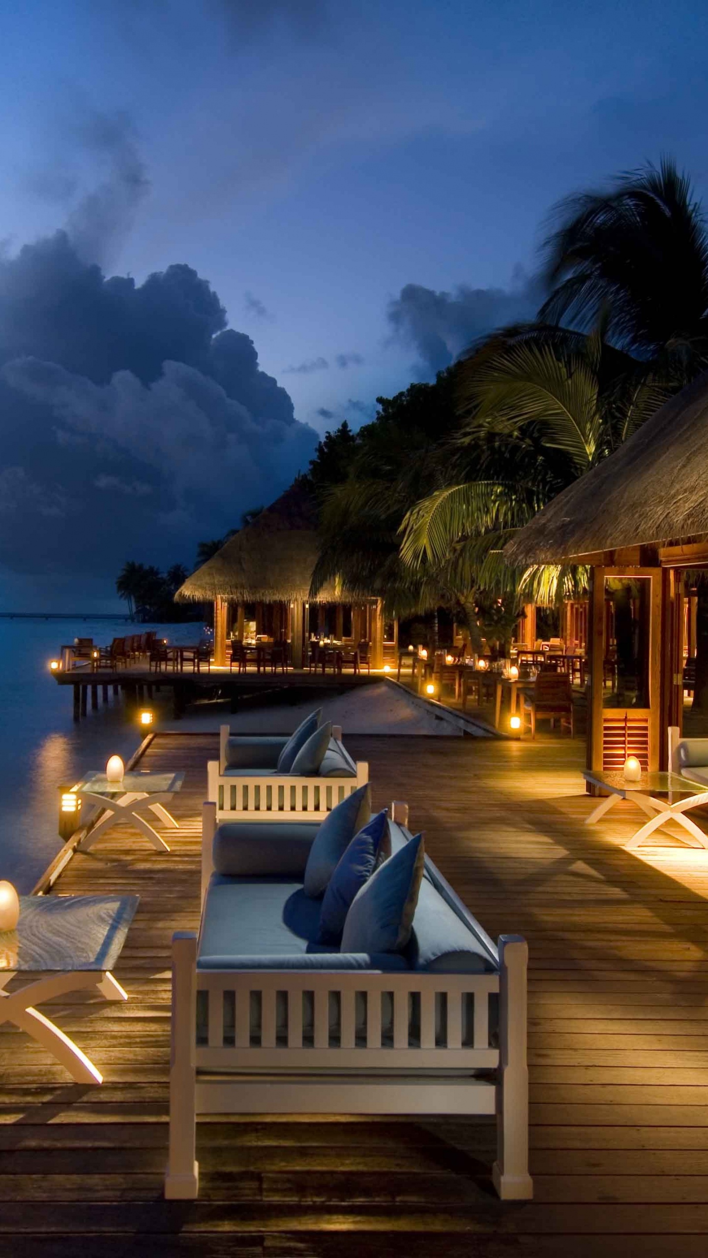 White and Brown Wooden House Near Body of Water During Daytime. Wallpaper in 1440x2560 Resolution