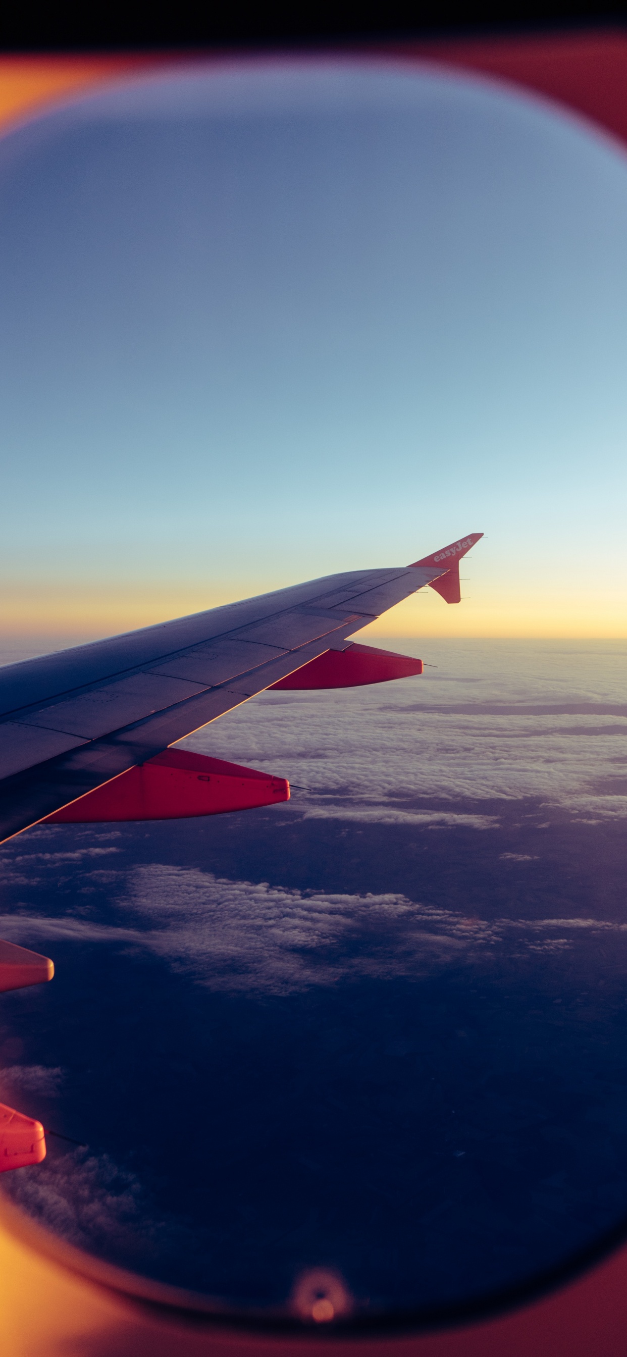 Ala de Avión Blanca y Roja Durante el Día. Wallpaper in 1242x2688 Resolution