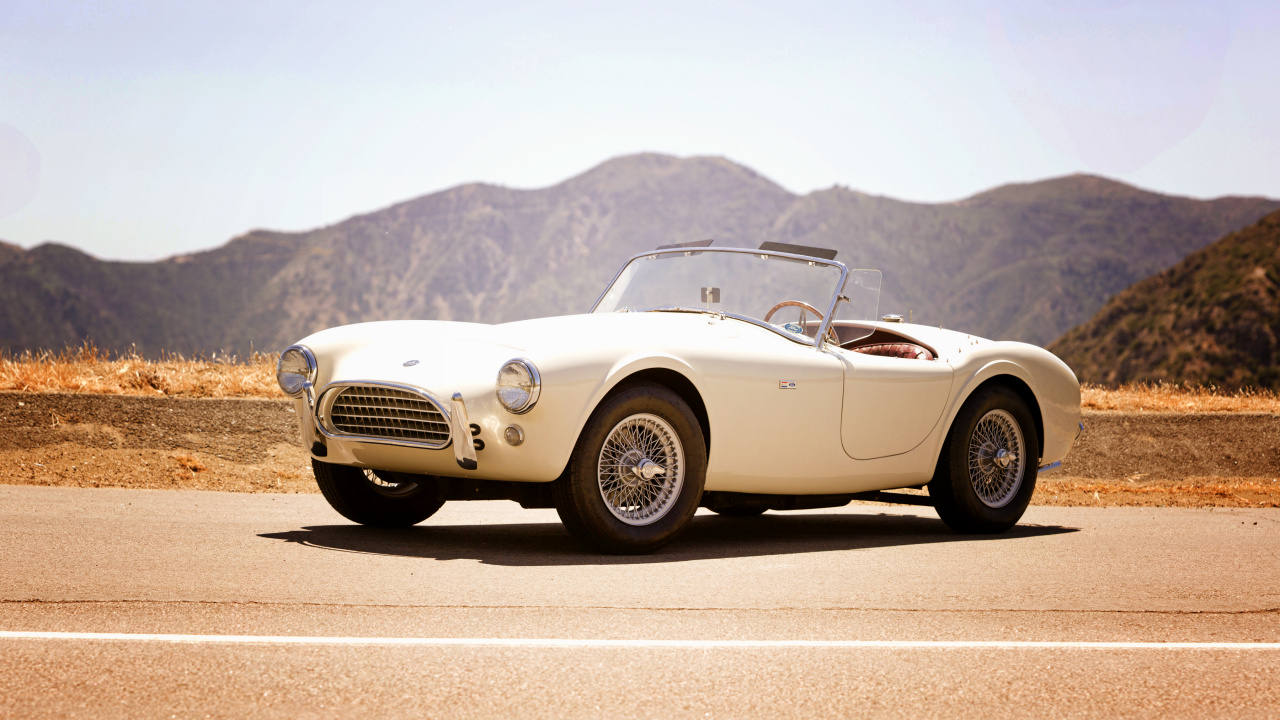 Gold Mercedes Benz Coupé Convertible en la Carretera Durante el Día. Wallpaper in 1280x720 Resolution