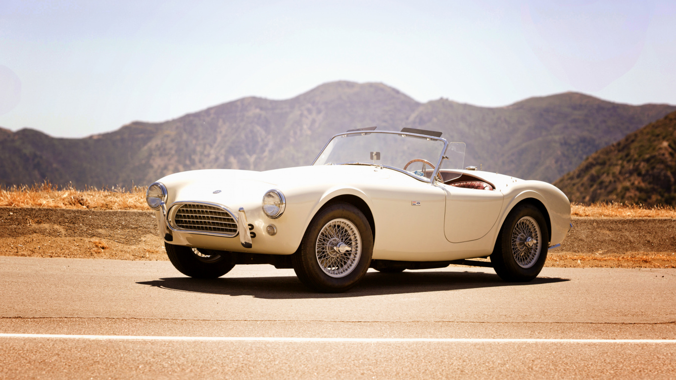 Gold Mercedes Benz Coupé Convertible en la Carretera Durante el Día. Wallpaper in 1366x768 Resolution