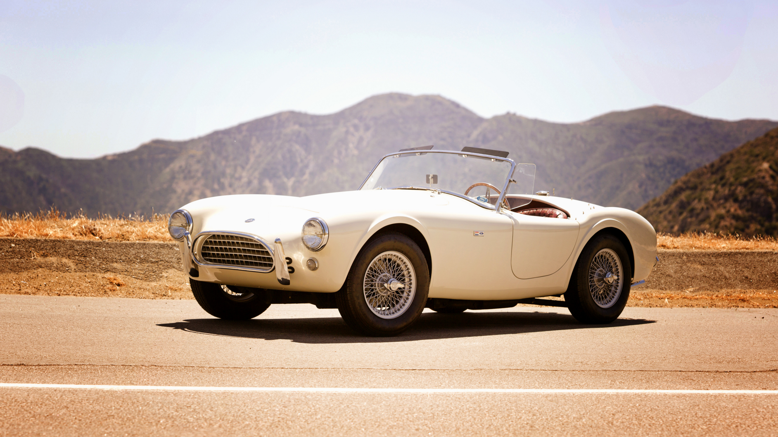 Gold Mercedes Benz Coupé Convertible en la Carretera Durante el Día. Wallpaper in 2560x1440 Resolution