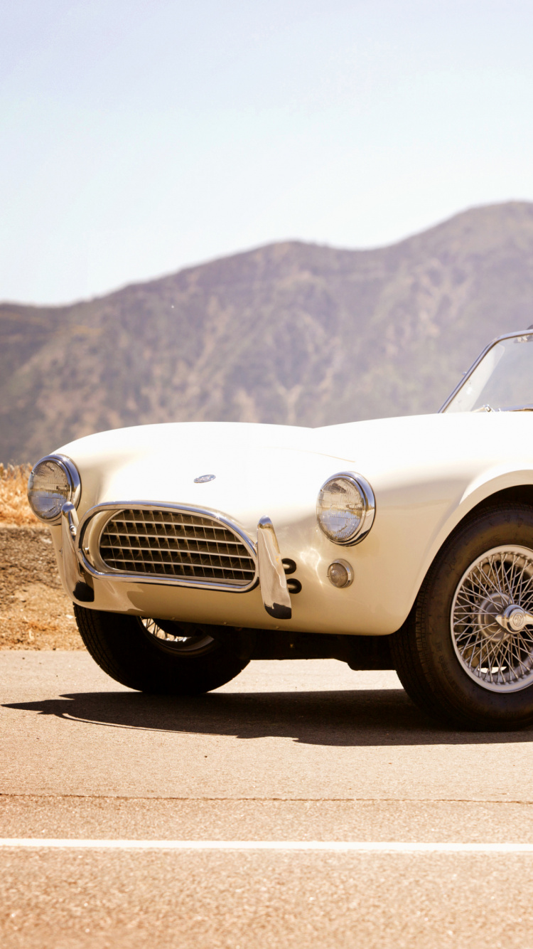 or Mercedes Benz Cabriolet Coupé Sur Route Pendant la Journée. Wallpaper in 750x1334 Resolution