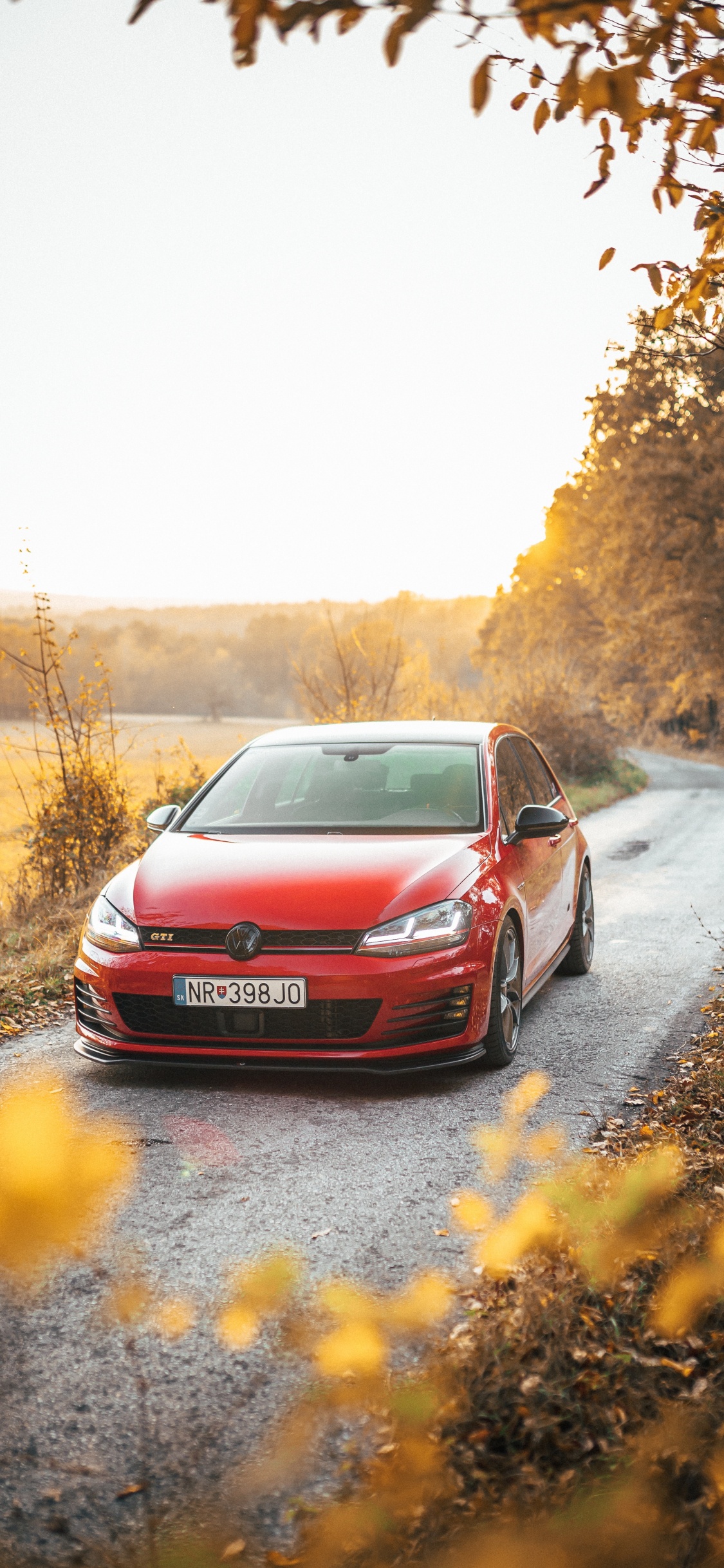 Coche Rojo en la Carretera Durante el Día. Wallpaper in 1125x2436 Resolution