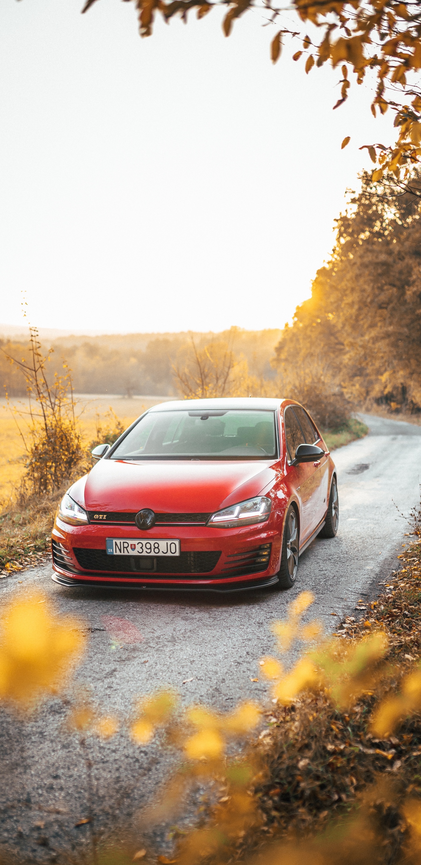 Voiture Rouge Sur Route Pendant la Journée. Wallpaper in 1440x2960 Resolution
