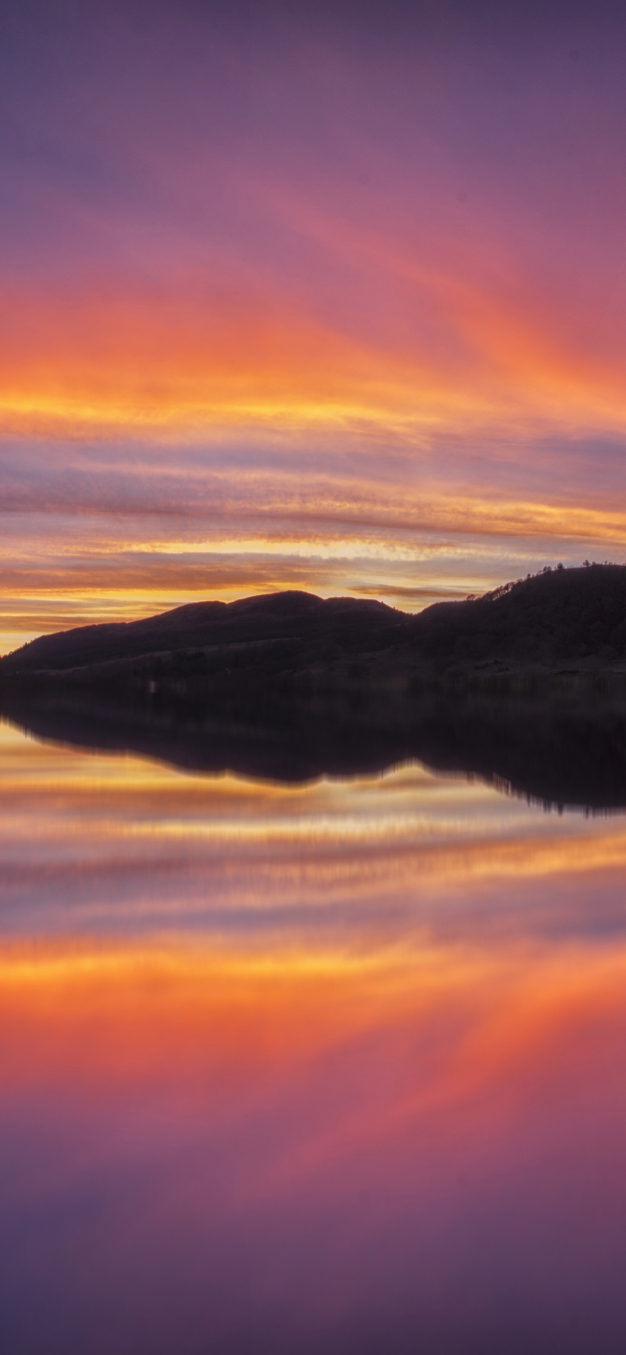 Gewässer in Der Nähe Des Berges Bei Sonnenuntergang. Wallpaper in 1242x2688 Resolution