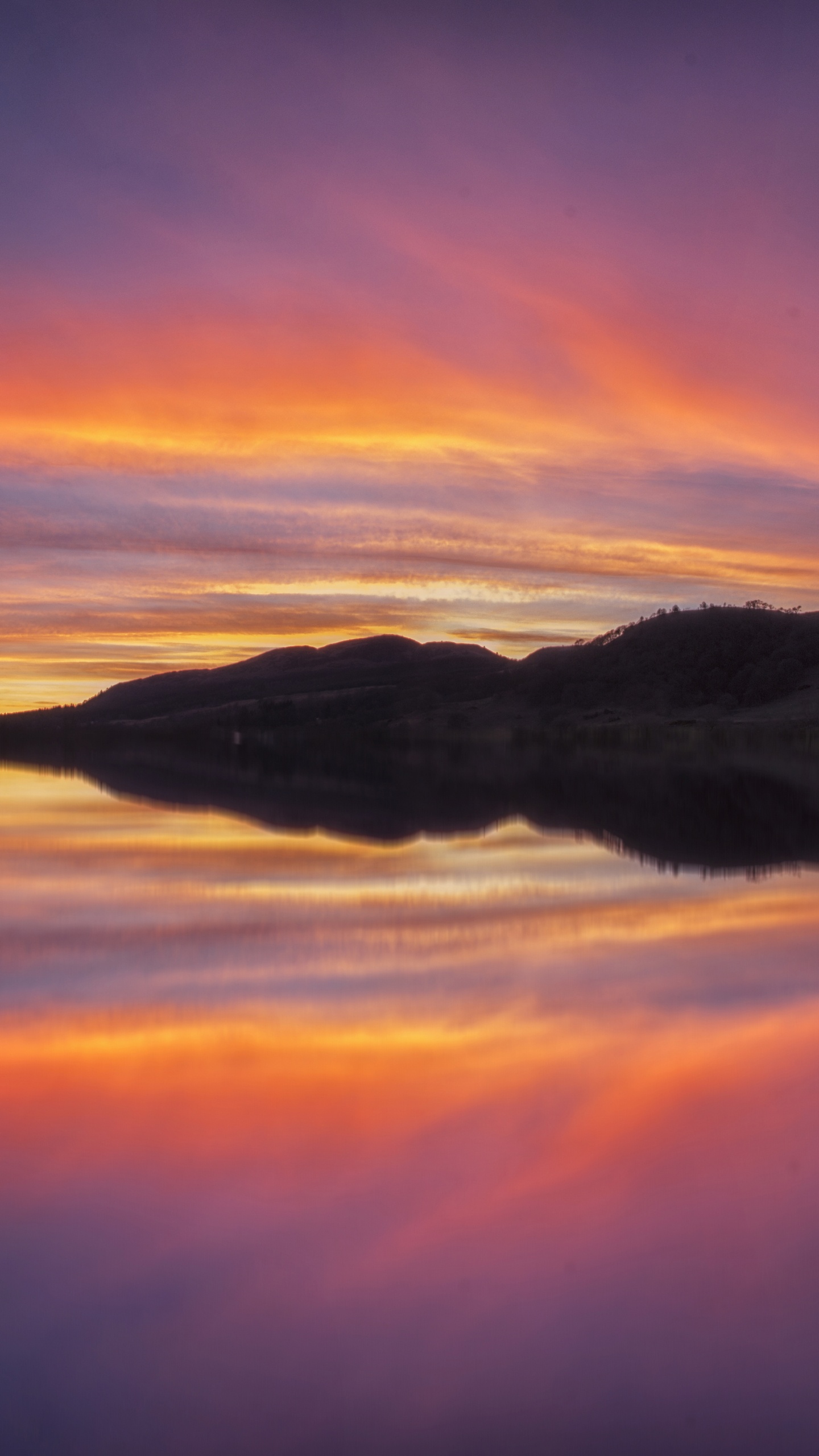 Cuerpo de Agua Cerca de la Montaña Durante la Puesta de Sol. Wallpaper in 1440x2560 Resolution