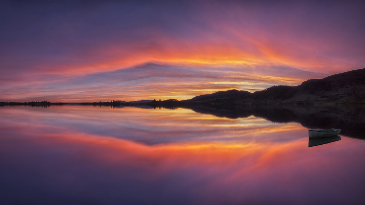 Plan D'eau Près de la Montagne au Coucher du Soleil. Wallpaper in 1280x720 Resolution