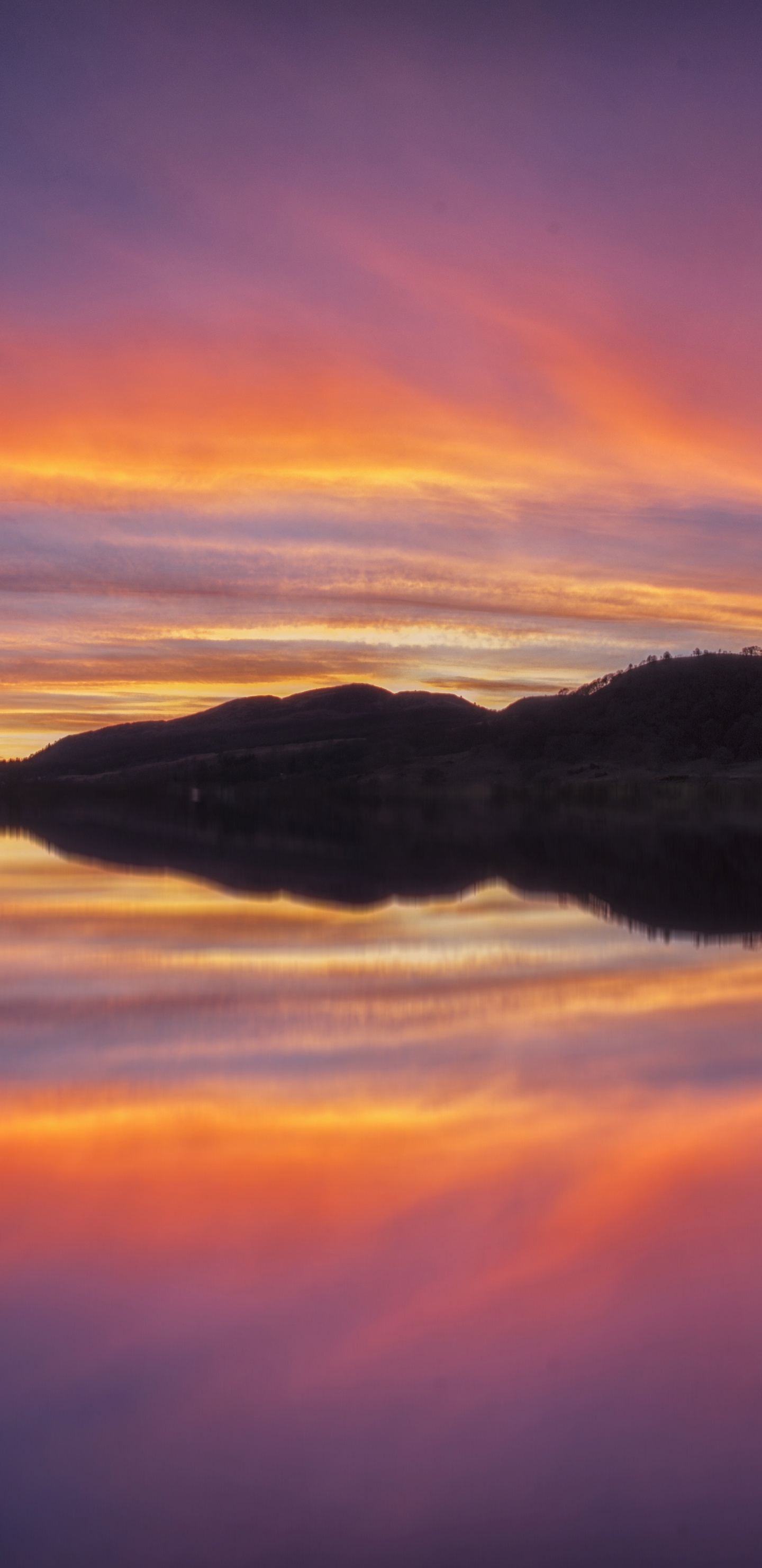 Plan D'eau Près de la Montagne au Coucher du Soleil. Wallpaper in 1440x2960 Resolution