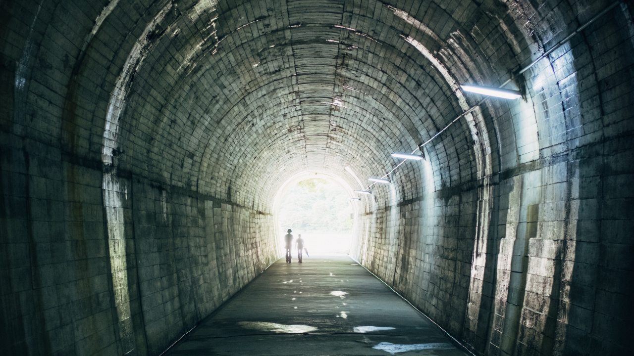 Persona Que Camina en el Túnel Durante el Día. Wallpaper in 1280x720 Resolution