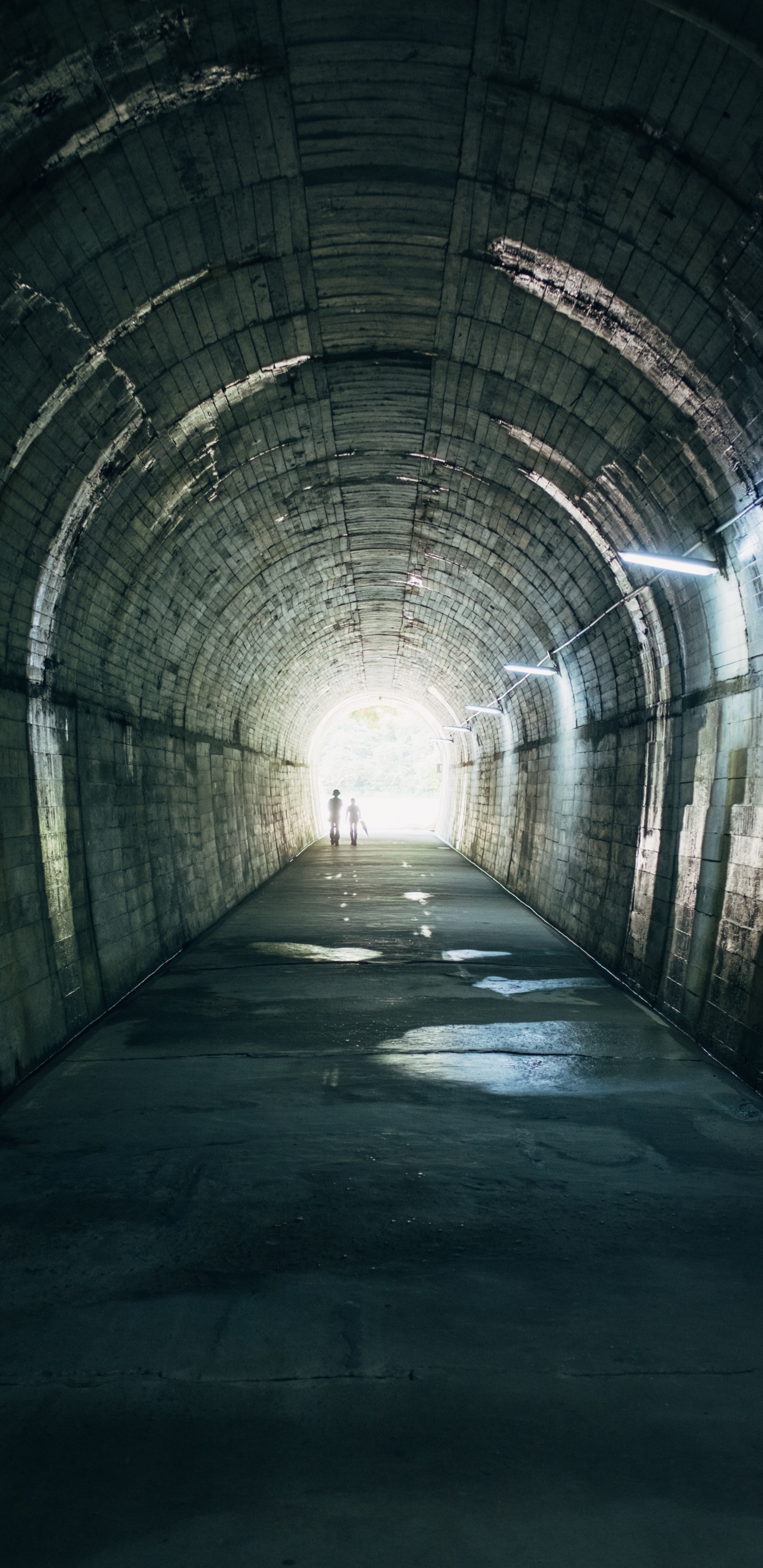 Persona Que Camina en el Túnel Durante el Día. Wallpaper in 1440x2960 Resolution