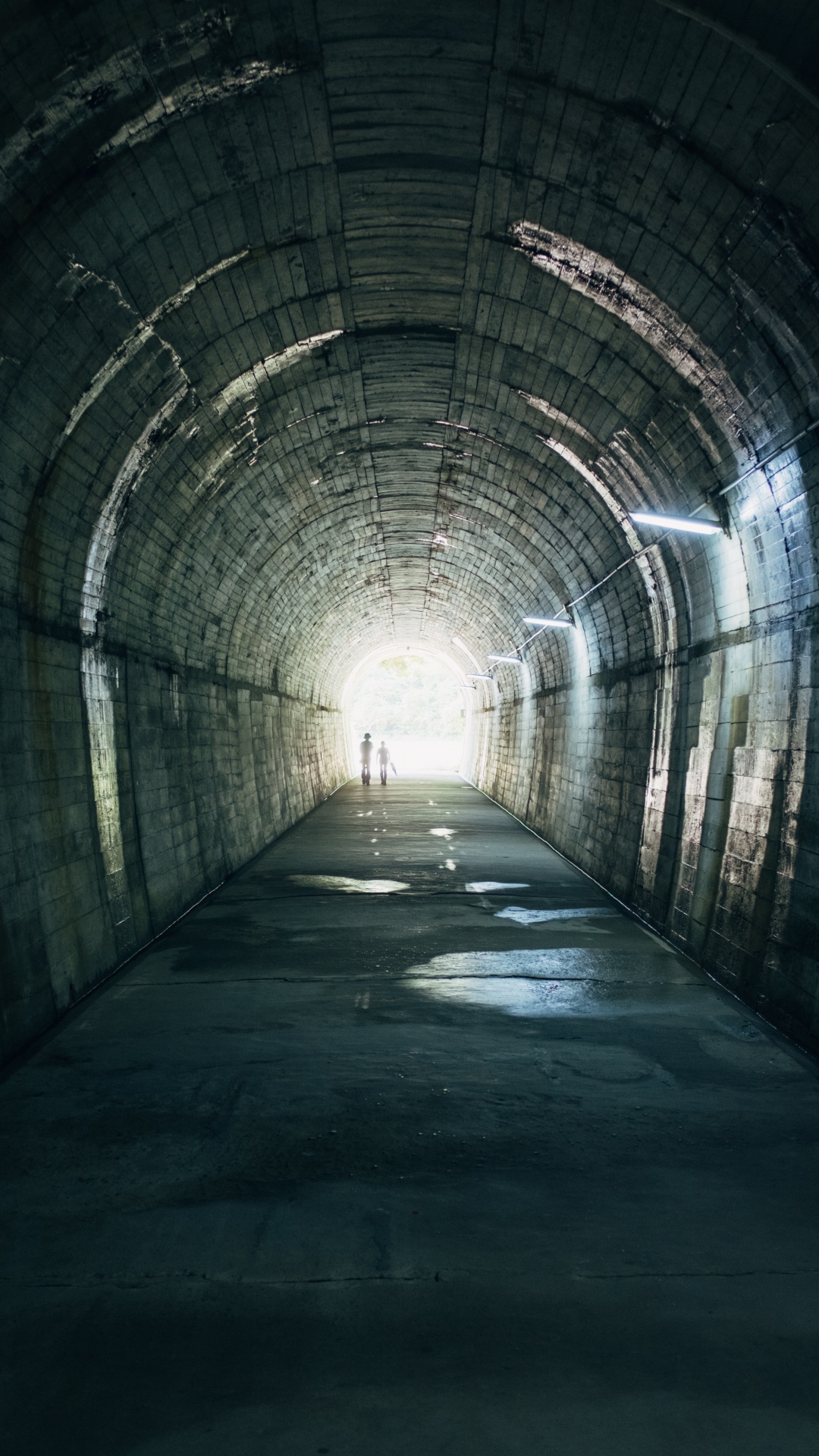 Person, Die Tagsüber Auf Tunnel Geht. Wallpaper in 1080x1920 Resolution
