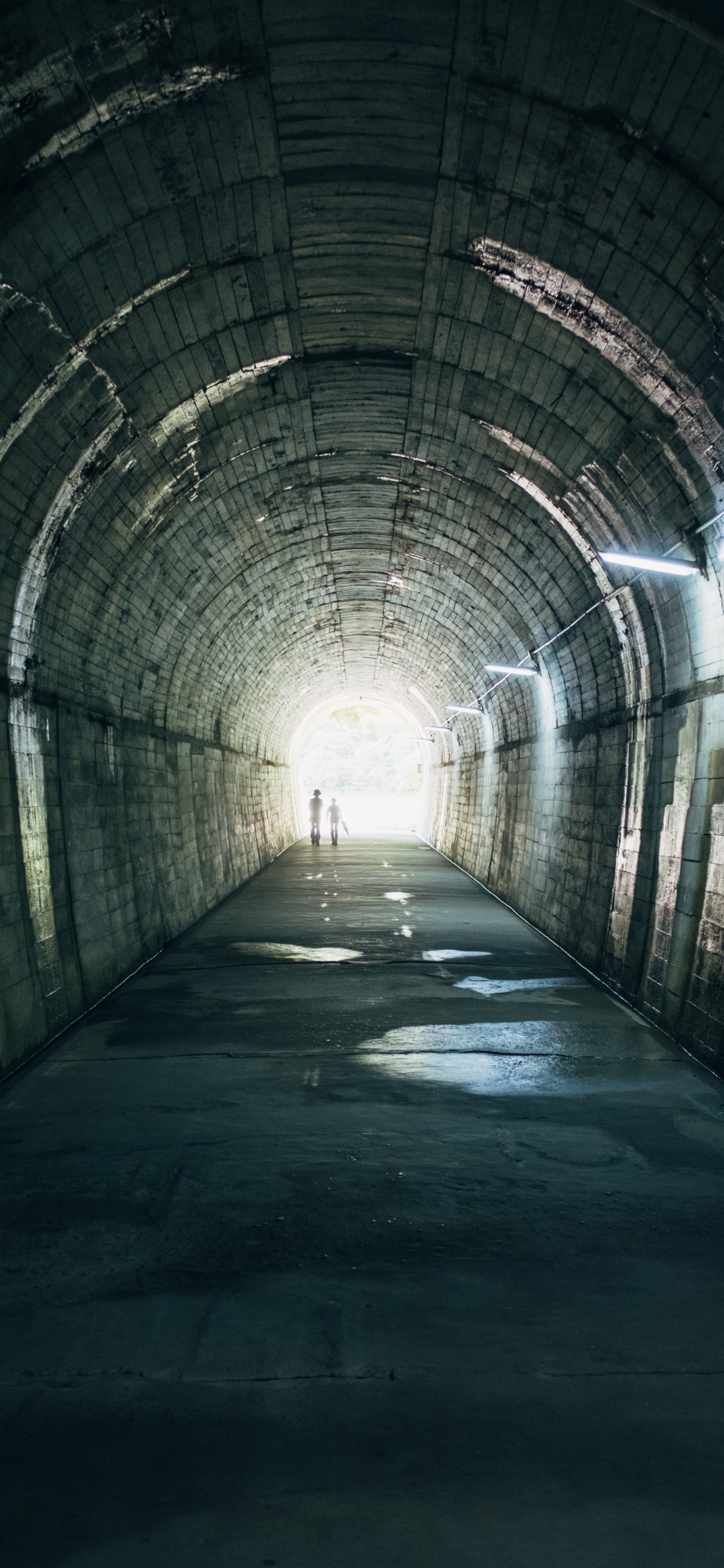 Person, Die Tagsüber Auf Tunnel Geht. Wallpaper in 1242x2688 Resolution