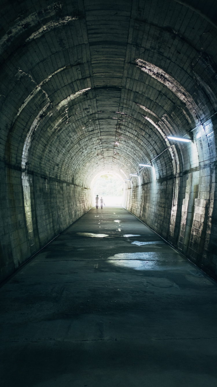 Person, Die Tagsüber Auf Tunnel Geht. Wallpaper in 750x1334 Resolution