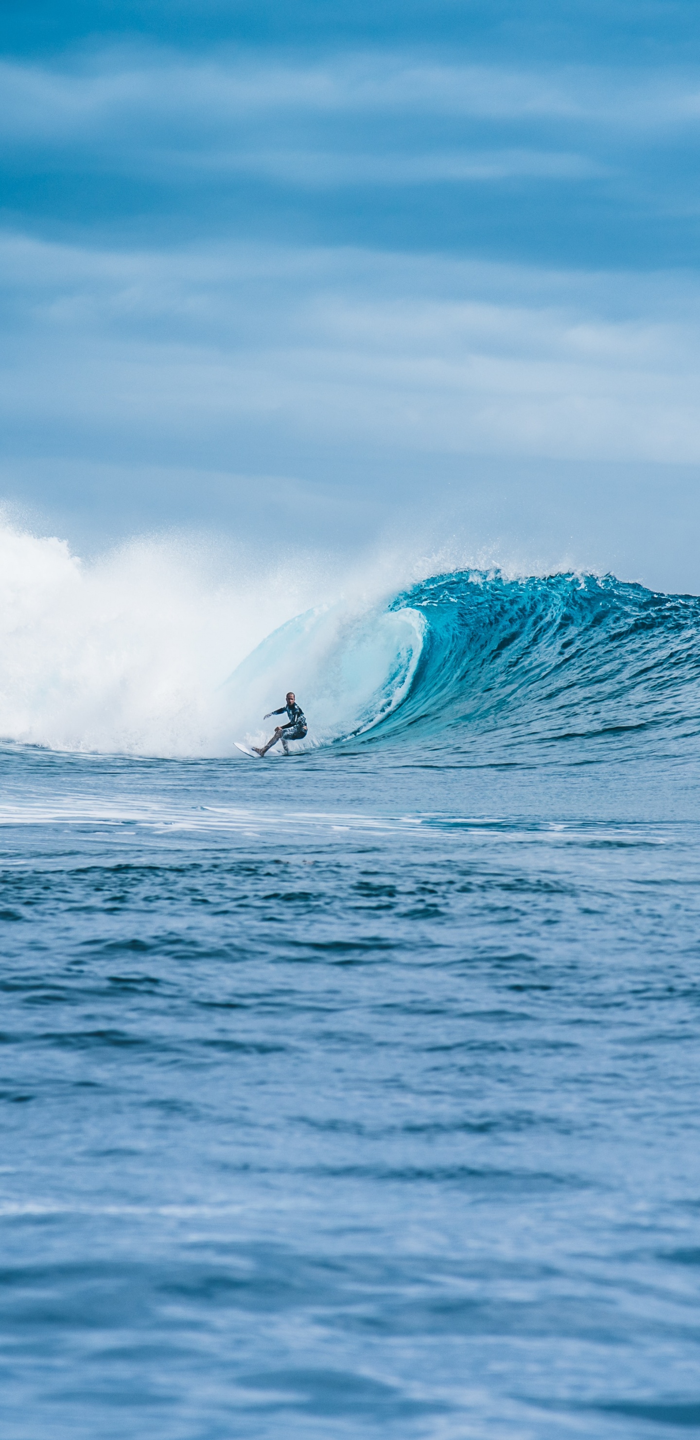 Personne Surfant Sur Les Vagues de la Mer Pendant la Journée. Wallpaper in 1440x2960 Resolution