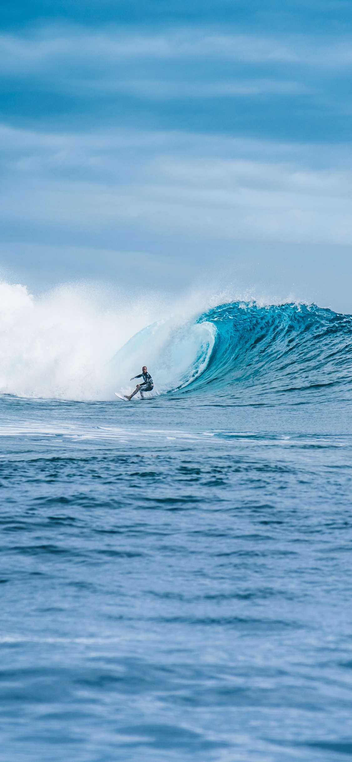 Person, Die Tagsüber Auf Meereswellen Surft. Wallpaper in 1125x2436 Resolution