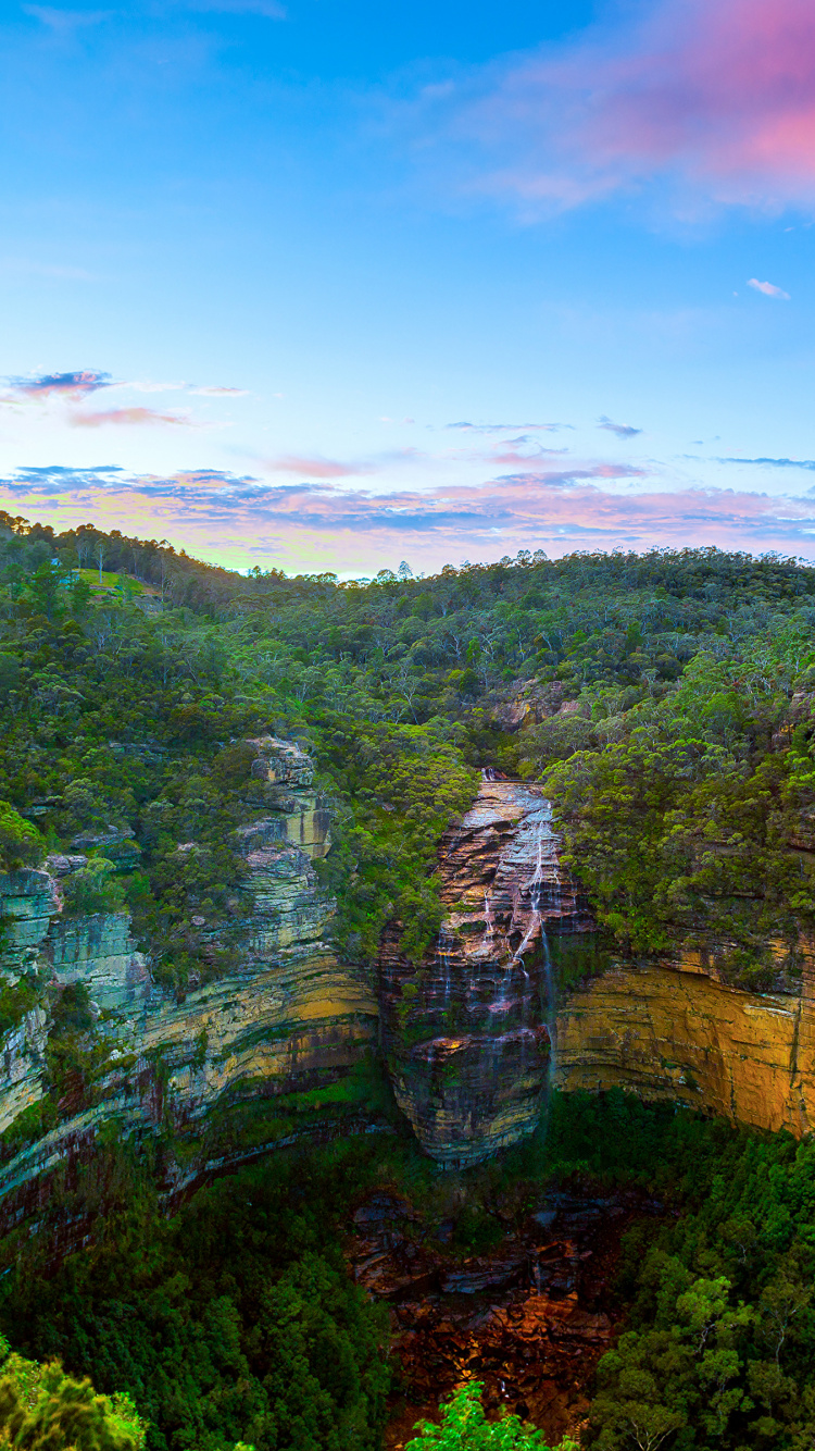 Montaña Verde y Marrón Bajo un Cielo Azul Durante el Día. Wallpaper in 750x1334 Resolution