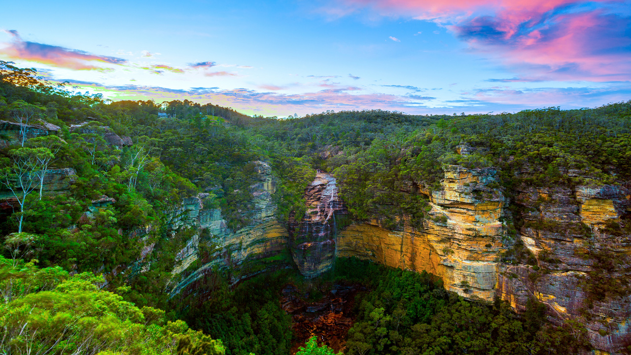 Green and Brown Mountain Under Blue Sky During Daytime. Wallpaper in 1280x720 Resolution