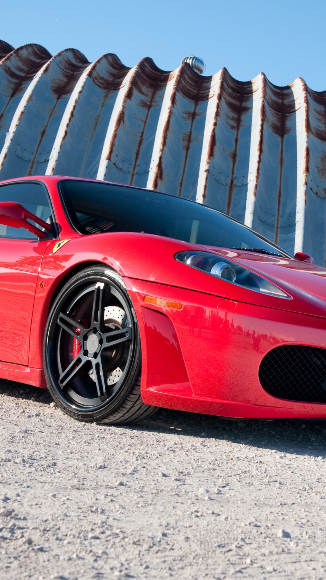 Roter Ferrari 458 Italia Tagsüber Auf Grauem Sand Geparkt. Wallpaper in 1080x1920 Resolution