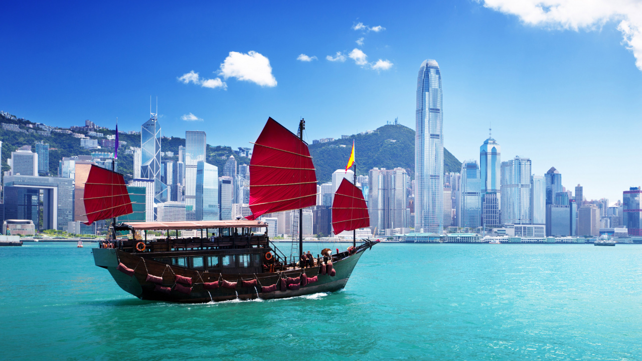 Brown Boat on Water Near City Buildings During Daytime. Wallpaper in 1280x720 Resolution