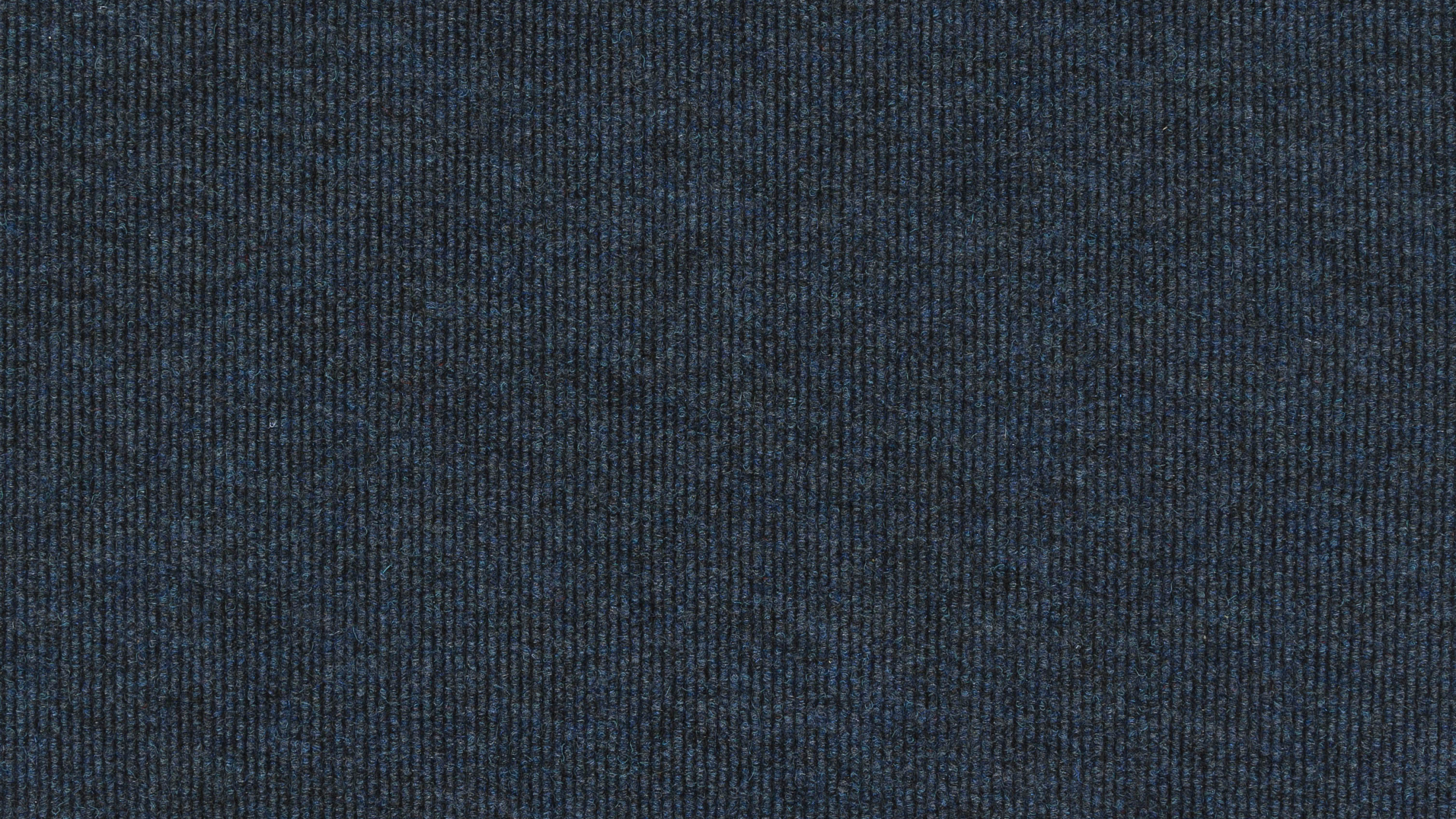 Blaues Textil Mit Schwarzem Hintergrund. Wallpaper in 2560x1440 Resolution